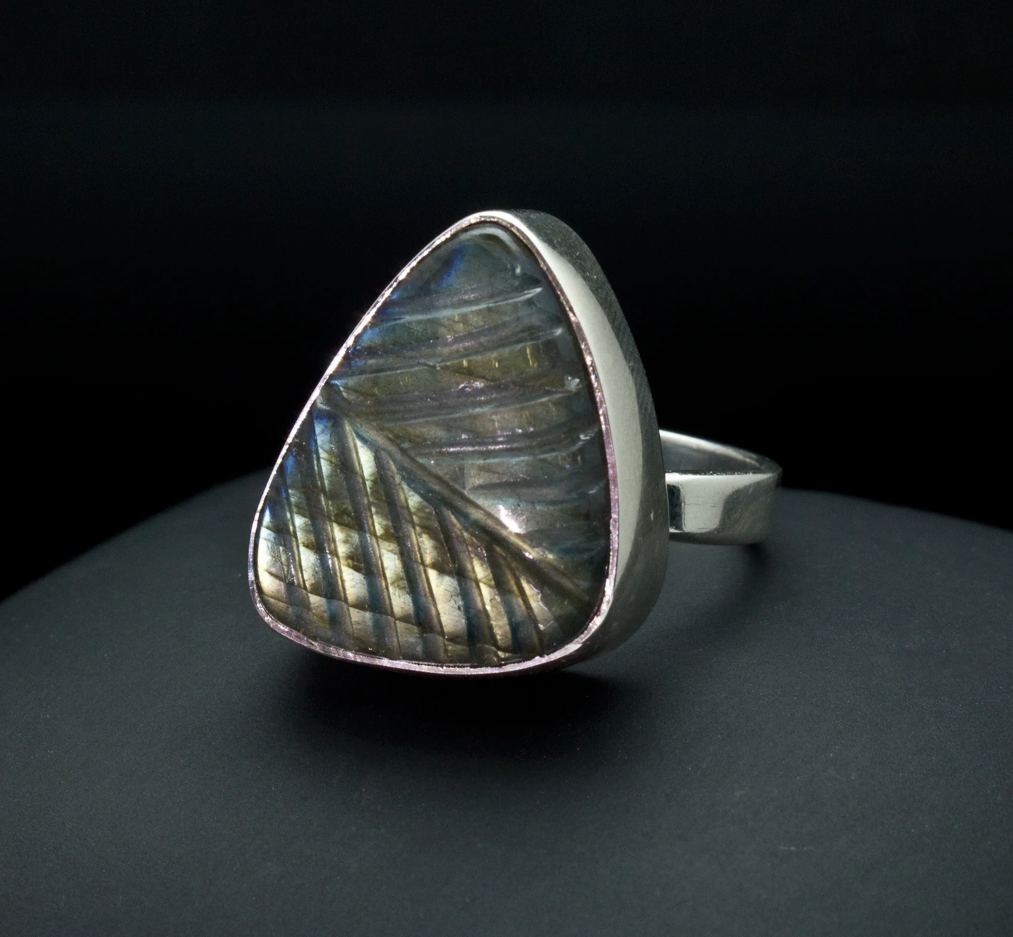 Sterling Silver Carved Labradorite Ring Size 8 - Image 2
