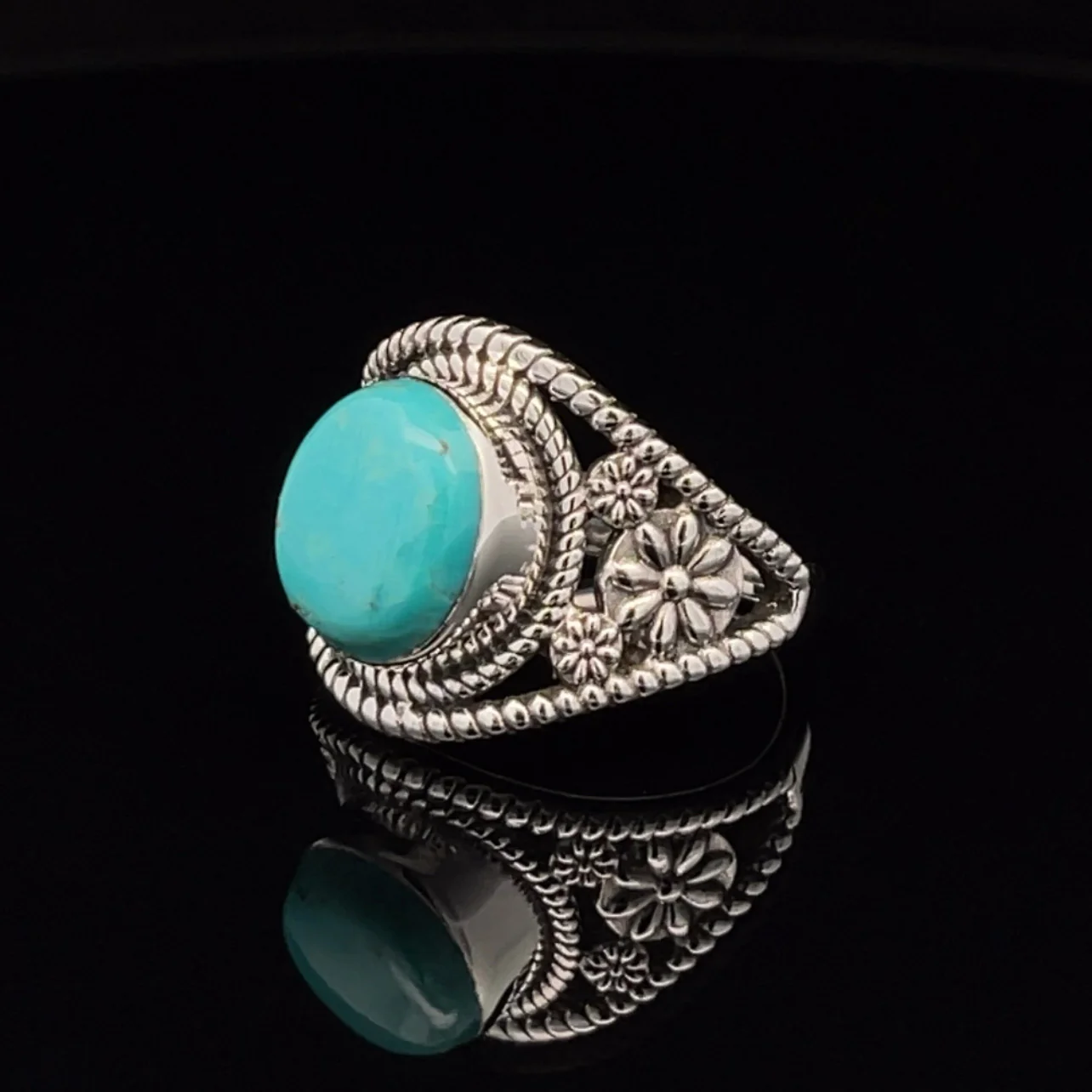 Sterling Silver Kingman Turquoise Ring Size 7 - Image 2