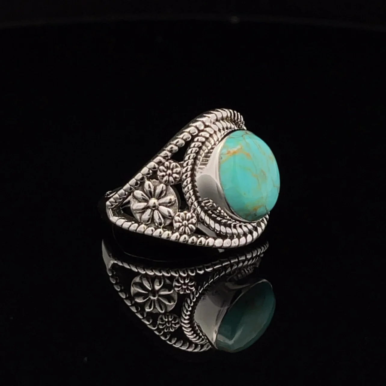 Sterling Silver Kingman Turquoise Ring Size 7 - Image 2