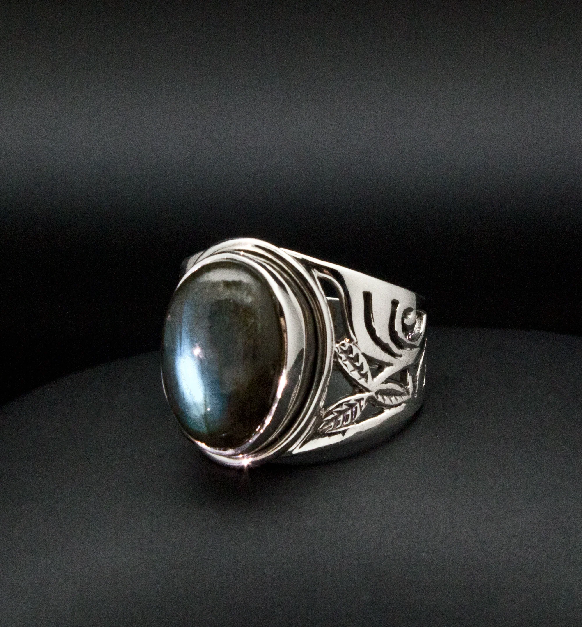 Sterling Silver Labradorite Ring Size 7 - Image 2