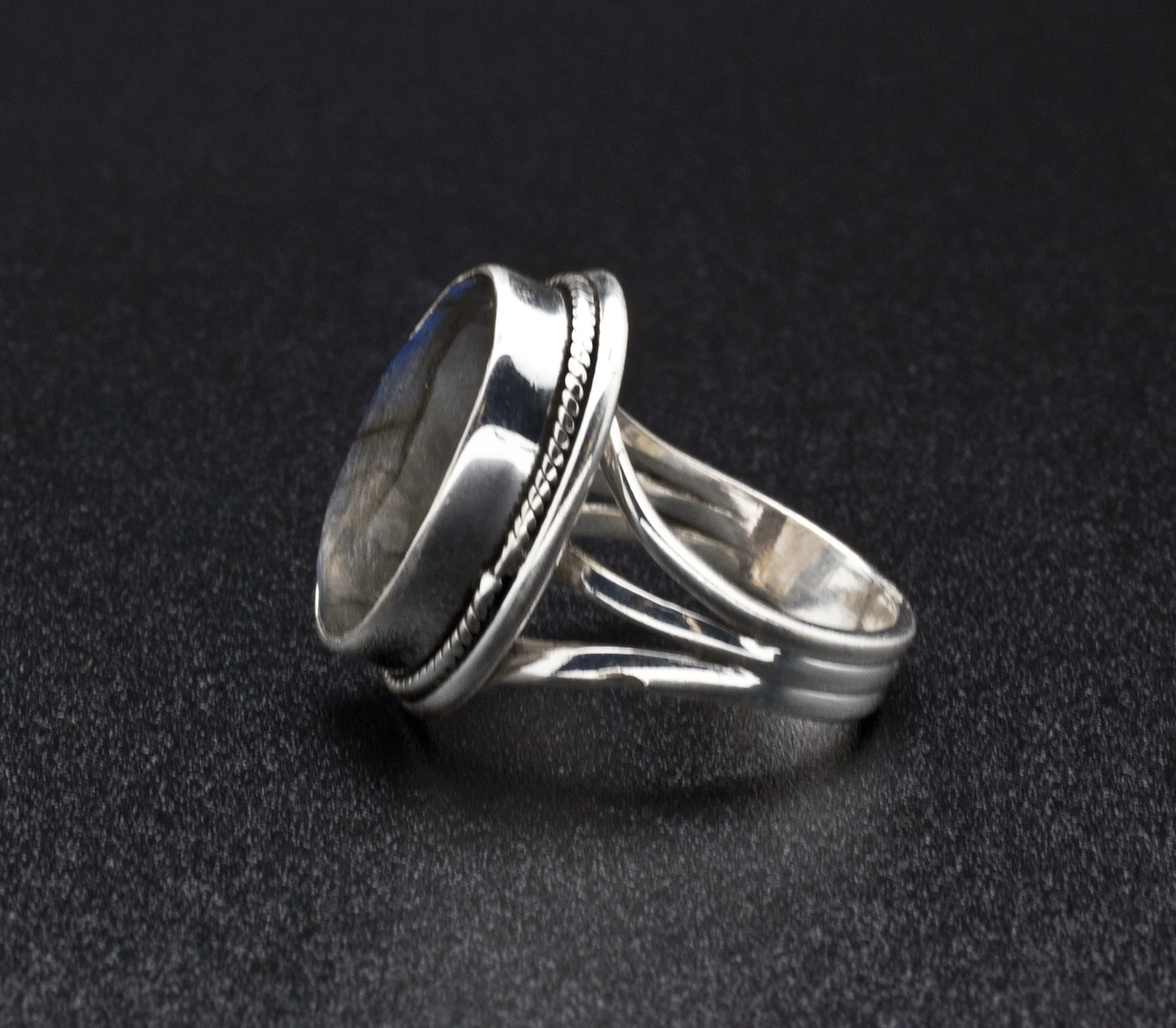 Sterling Silver Labradorite Ring Size 7 - Image 3